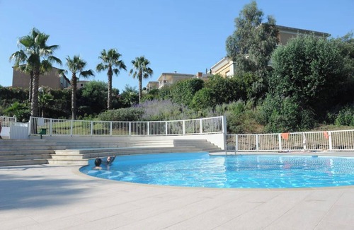 La Croix des Gardes Apartment | Apartment in the park with swimming pool