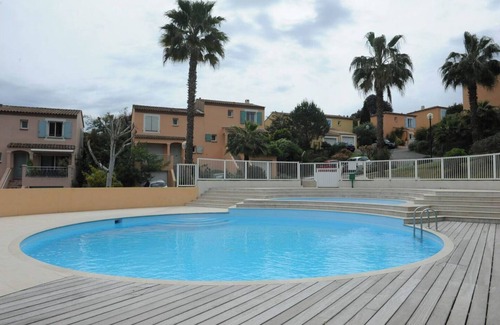 La Croix des Gardes Apartment | Apartment in the park with swimming pool