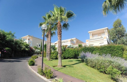La Croix des Gardes Apartment | Apartment in the park with swimming pool