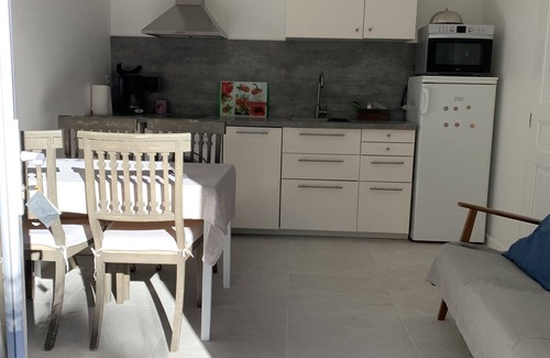 Hyeres Apartment | Apartment in villa, sea view from bedrooms