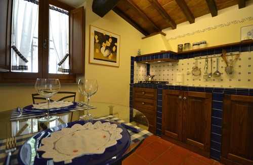 Il Borgo Villa | Apartment in villa with hot tub, WIFI, A/C, pool, TV, panoramic view, parking, close to Cortona