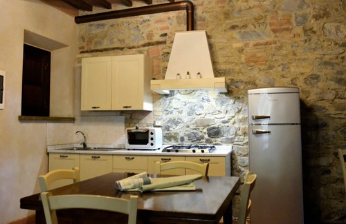 Chianni Villa | Apartment in villa with pool, WIFI, sauna, hot tub, TV, patio, pets allowed, panoramic view, parking