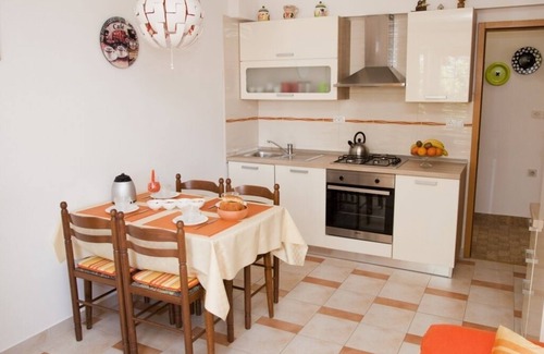 Vrbnik Apartment | Apartment in Vrbnik with Seaview, Terrace, Air condition, WIFI (879-1)