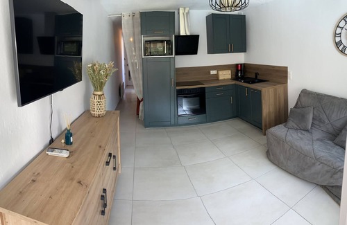 Port Rive Gauche Apartment | Apartment in wooded residence with swimming pool
