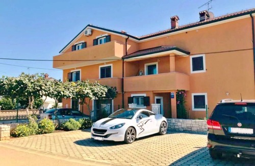 Zambratija Apartment | Apartment in Zambrattia with sea view balcony, garden, parking, WiFi, AC