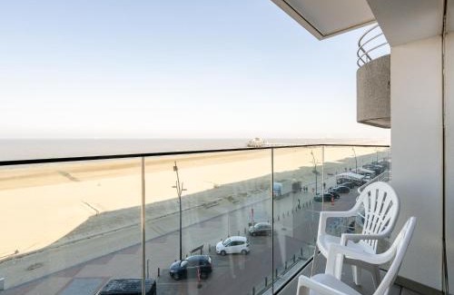 Blankenberge Apartment | Apartment in Zeedijk with Sea View Terrace