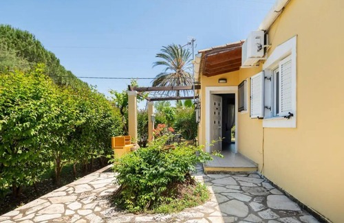 Ag. Georgios Apartment | Apartment 'Iris One-Bedroom Bungalow' with Shared Pool, Wi-Fi and Air Conditioning