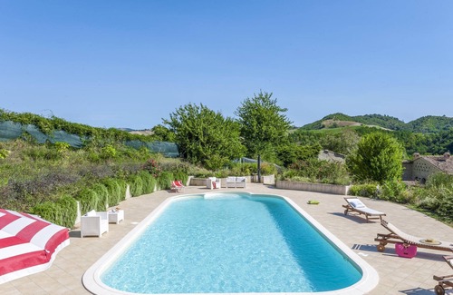 Belforte allʼIsauro House | Apartment in Belforte near Oliva Castle