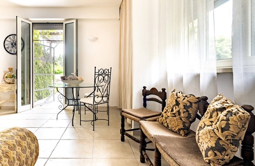 Castrignano de' Greci Apartment | Apartment 'Tenuta Chimeta - Suite Edera' with Shared Pool, Wi-Fi and Air Conditioning