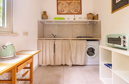 Castrignano de' Greci Apartment | Apartment 'Tenuta Chimeta - Suite Edera' with Shared Pool, Wi-Fi and Air Conditioning