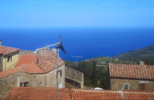 Isola del Giglio Apartment | Apartment in the village Intimate castle with sunset sea view
