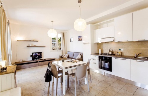 Portese Apartment | Apartment 'Gran Fausto Bilo' with Lake View, Wi-Fi and Air Conditioning