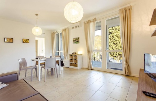 Portese Apartment | Apartment 'Gran Fausto Bilo' with Lake View, Wi-Fi and Air Conditioning