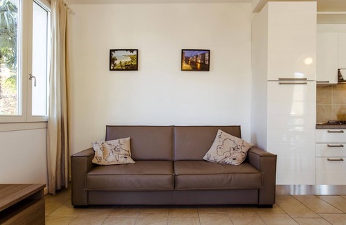 Portese Apartment | Apartment 'Gran Fausto Bilo' with Lake View, Wi-Fi and Air Conditioning