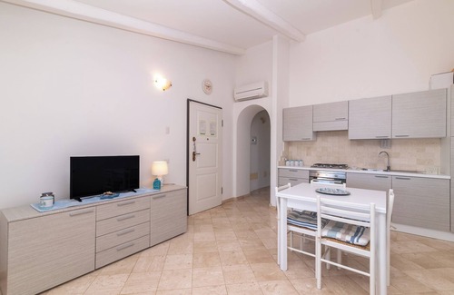 Porto Pozzo Apartment | Apartment 'Il Fiordo 27' with Sea View, Shared Pool and Air Conditioning