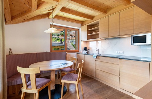 Daunei Apartment | Apartment 'Villa Solinda Puccini' with Mountain View and Wi-Fi
