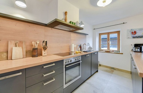 Uebersee Apartment | Apartment 'Jennerwein Alte Gendarmerie Übersee' with Mountain View, Shared Terrace and Wi-Fi