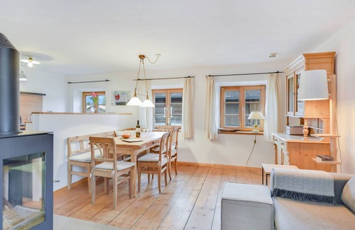 Uebersee Apartment | Apartment 'Jennerwein Alte Gendarmerie Übersee' with Mountain View, Shared Terrace and Wi-Fi