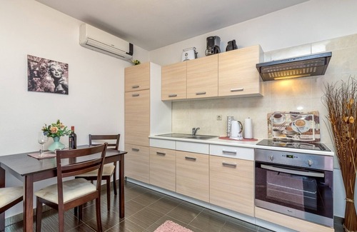 Cancini Apartment | Apartment Kardumovic No.2 Brown with Garden View
