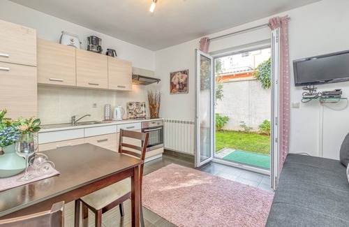 Cancini Apartment | Apartment Kardumovic No.2 Brown with Garden View