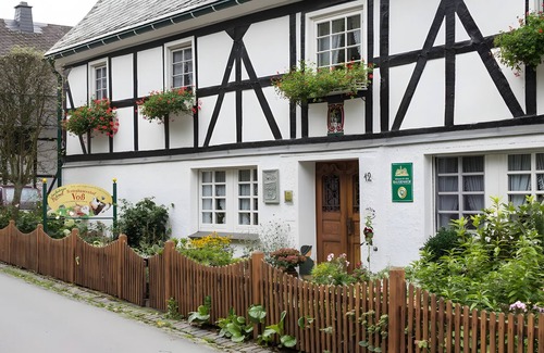 Lenne Apartment | Apartment 'Katze' with Shared Terrace, Shared Garden and Wi-Fi