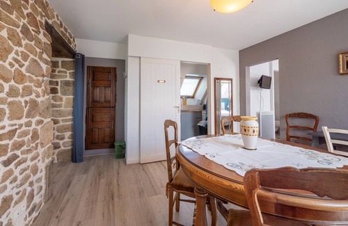 Erdeven Apartment | Apartment 'Ker Mané Iroise' with Shared Terrace, Shared Garden and Wi-Fi