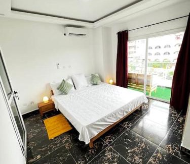 Cocody Apartment | Apartment King bed- Pool- WiFi- Parking-C2