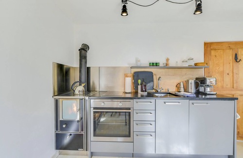 Uebersee Apartment | Apartment 'Kneissl Alte Gendarmerie Übersee' with Mountain View, Private Terrace and Wi-Fi