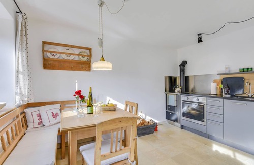 Uebersee Apartment | Apartment 'Kneissl Alte Gendarmerie Übersee' with Mountain View, Private Terrace and Wi-Fi