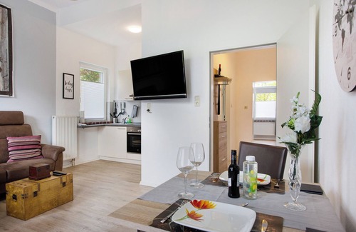 Center Apartment | Apartment "Komfortable Ferienwohnung Nähe Südstrand" with Balcony & Wi-Fi