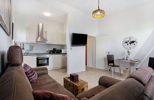 Center Apartment | Apartment "Komfortable Ferienwohnung Nähe Südstrand" with Balcony & Wi-Fi