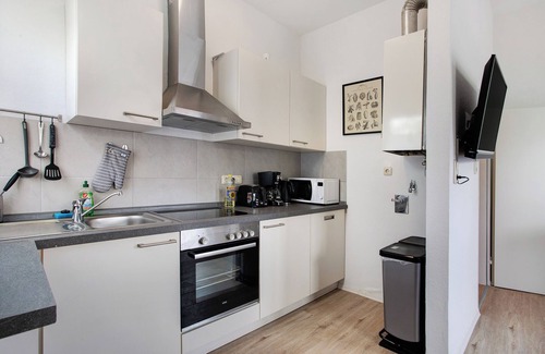 Center Apartment | Apartment "Komfortable Ferienwohnung Nähe Südstrand" with Balcony & Wi-Fi