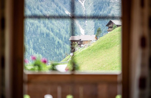 Innervillgraten Apartment | Apartment Kreuzspitze on the second floor at House Gutwenger