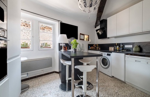 Tourrettes-sur-Loup Apartment | Apartment 'Les 3 Vues' with Sea View and Wi-Fi