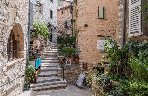 Tourrettes-sur-Loup Apartment | Apartment 'Les 3 Vues' with Sea View and Wi-Fi