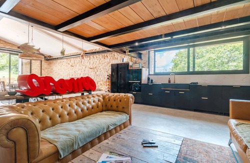 Esparron Apartment | Apartment 'La Bergerie' with Shared Pool, Wi-Fi and Air Conditioning