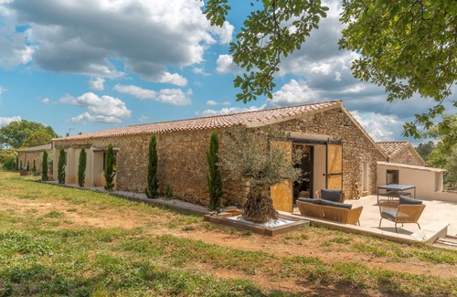 Esparron Apartment | Apartment 'La Bergerie' with Shared Pool, Wi-Fi and Air Conditioning