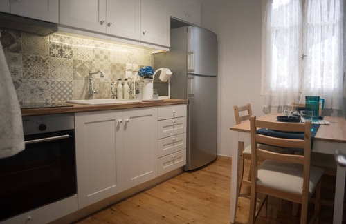 Lefkada Apartment | Apartment 'La Casa Rosa' with Balcony, Wi-Fi and Air Conditioning