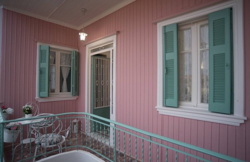 Lefkada Apartment | Apartment 'La Casa Rosa' with Balcony, Wi-Fi and Air Conditioning