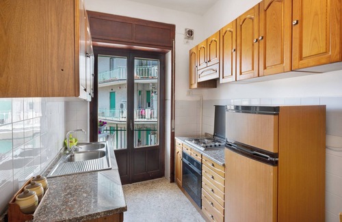 Salerno Apartment | Apartment 'La Divina - Salerno Stazione' with Balcony, Wi-Fi and Air Conditioning