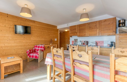 Saint-Jean-d'Arves Apartment | Apartment 'La Pirouette' with Mountain View, Shared Terrace and Wi-Fi