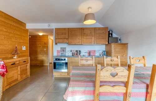 Saint-Jean-d'Arves Apartment | Apartment 'La Pirouette' with Mountain View, Shared Terrace and Wi-Fi