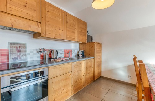 Saint-Jean-d'Arves Apartment | Apartment 'La Pirouette' with Mountain View, Shared Terrace and Wi-Fi