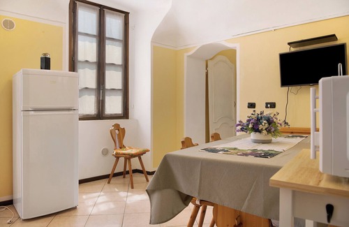 Costigliole d'Asti Apartment | Apartment 'La Rocca di Efisio - Grignolino' with Balcony, Wi-Fi and Air Conditioning
