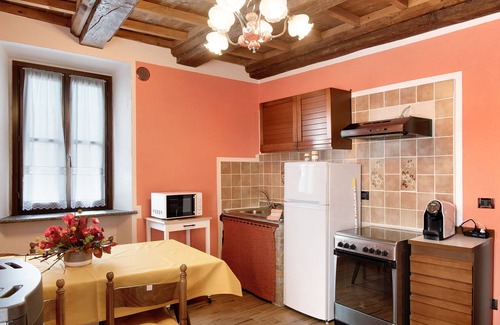 Costigliole d'Asti Apartment | Apartment 'La Rocca di Efisio - Bonarda' with Balcony, Wi-Fi and Air Conditioning