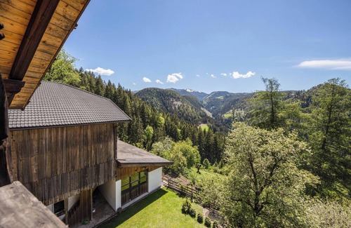 Ega Apartment | Apartment “Lavendel - Thalerhof” with Mountain View, Wi-Fi, Balcony & Garden