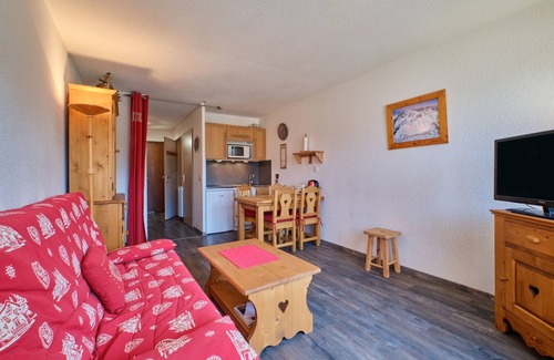 Les Deux Alpes Apartment | Apartment "La Montagne" with Mountain View, Balcony and Wi-Fi