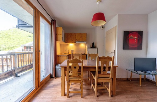 Orelle Apartment | Apartment 'La Montagne' with Mountain View, Shared Pool and Wi-Fi