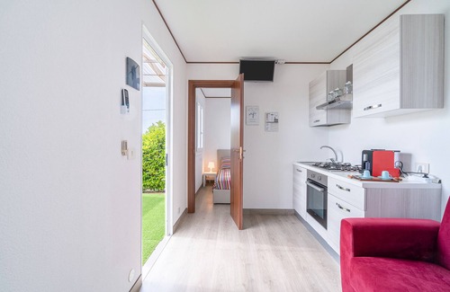 Ognina Apartment | Apartment 'La Rossa' with Private Terrace, Wi-Fi and Air Conditioning
