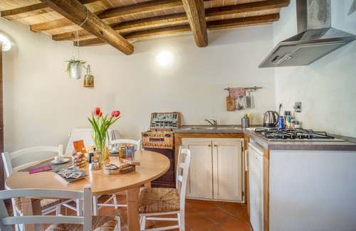 Umbertide House | Apartment 'Lavanda ad Antico Casale '700' with Shared Pool & Wi-Fi